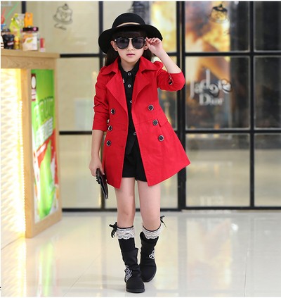 Κομψό παιδικό παλτό με κολάρο σε σχήμα V και κουμπιά στοιχείων σε διάφορα χρώματα