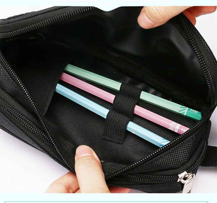 Trusa cu inscripție și aplicație în albastru și negru