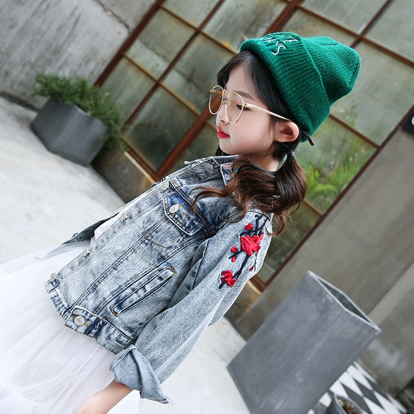 Μοντέρνο παιδικό τζιν μπουφάν με έγχρωμο κέντημα