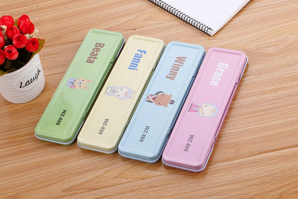 Cutie metalica pentru creioane cu aplicatie