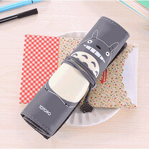 Калъф за моливи с връзка и апликация в сив цвят