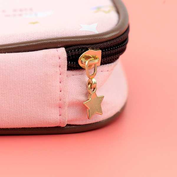 Kényelmes tolltartó négy színben, rátéttel