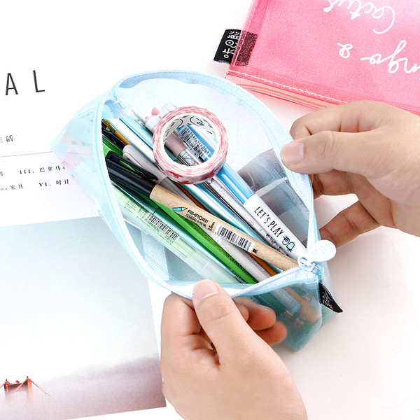 Прозрачен несесер за моливи с надпис в четири цвята