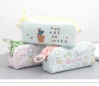 Iskolai használatra alkalmas több színben nyomott tolltartó