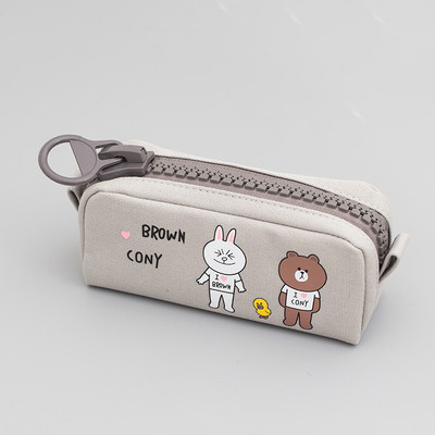 Iskolai használatra alkalmas több színben nyomott tolltartó