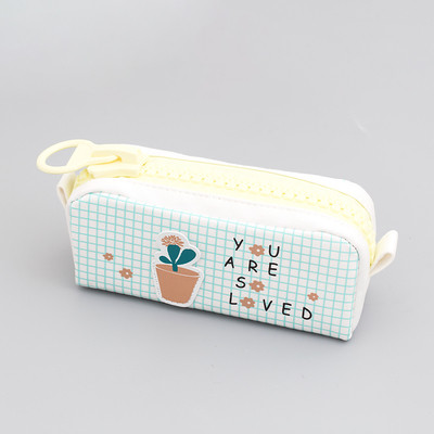 Iskolai használatra alkalmas több színben nyomott tolltartó