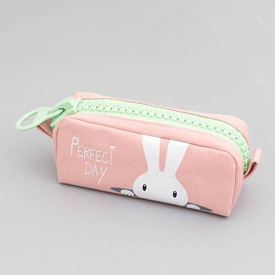 Iskolai használatra alkalmas több színben nyomott tolltartó