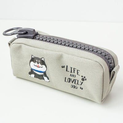 Iskolai használatra alkalmas több színben nyomott tolltartó