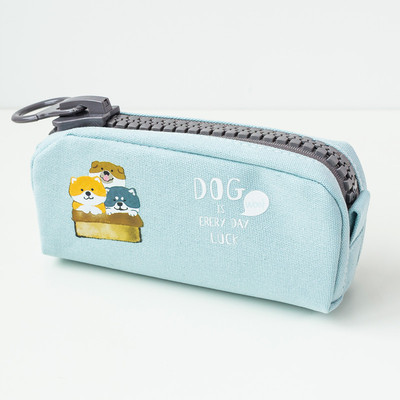 Iskolai használatra alkalmas több színben nyomott tolltartó