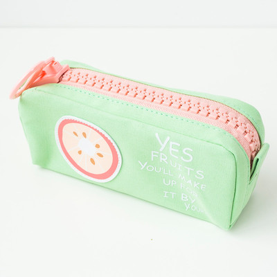 Iskolai használatra alkalmas több színben nyomott tolltartó