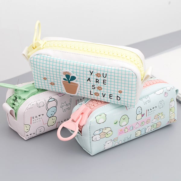 Iskolai használatra alkalmas több színben nyomott tolltartó