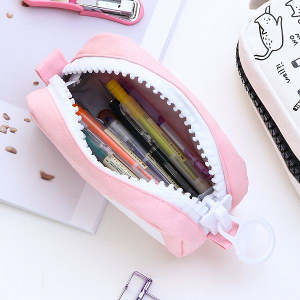 Iskolai használatra alkalmas több színben nyomott tolltartó