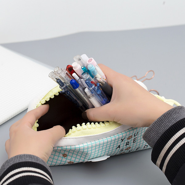 Iskolai használatra alkalmas több színben nyomott tolltartó