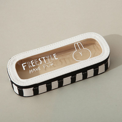 Несесер за моливи в четири цвята с прозрачни елементи и апликация