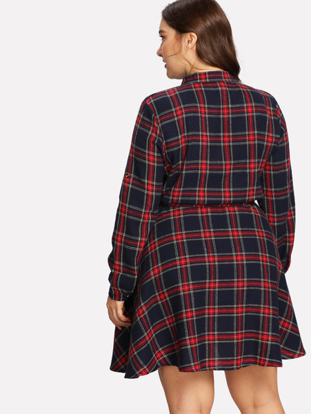 Μοντέρνα κυρία μόδας ντυμένος μοτίβο κοπής