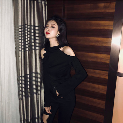 Дамска блуза с отворени рамене и качулка в черен цвят