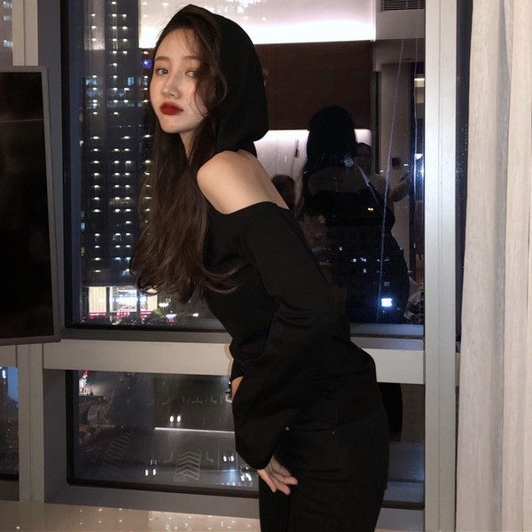 Дамска блуза с отворени рамене и качулка в черен цвят