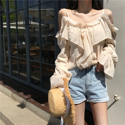 Дамска риза с отворени рамене и волани в светъл цвят