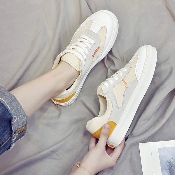 Μοντέρνα γυναικεία αθλητικά παπούτσια σε διάφορα χρώματα κατάλληλα για τη καθημερινή ζωή