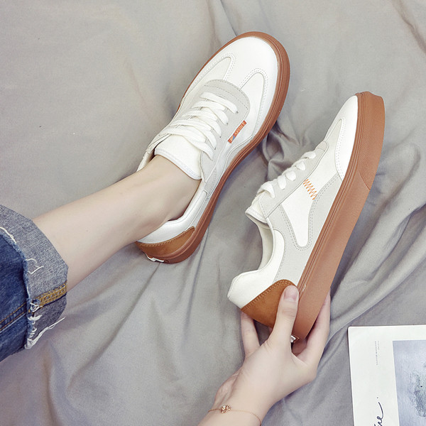 Μοντέρνα γυναικεία αθλητικά παπούτσια σε διάφορα χρώματα κατάλληλα για τη καθημερινή ζωή