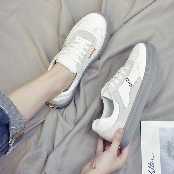 Μοντέρνα γυναικεία αθλητικά παπούτσια σε διάφορα χρώματα κατάλληλα για τη καθημερινή ζωή