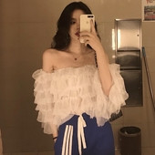 Σύντομο γυναικείο μπλουζάκι  με ανοιχτούς ώμους και ανοιχτού χρώματος βολάν