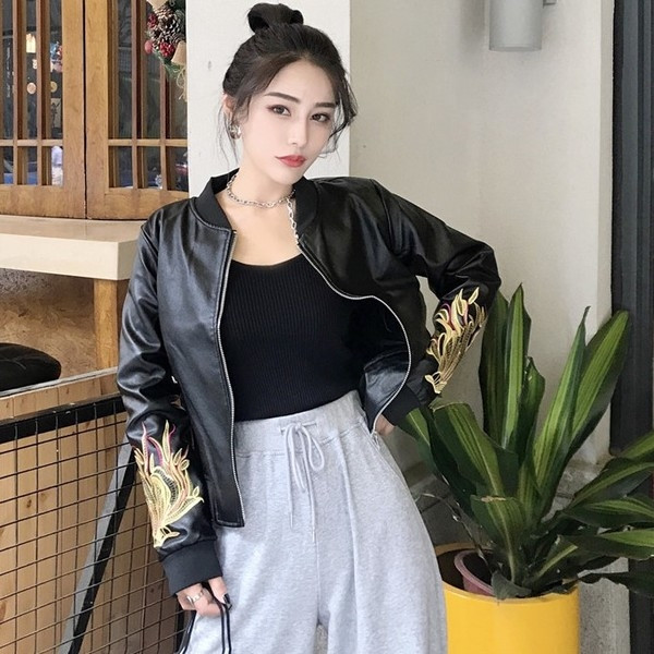 Geaca de dama din piele ecologica cu broderie in negru