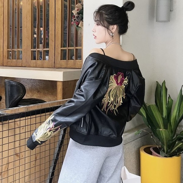 Geaca de dama din piele ecologica cu broderie in negru