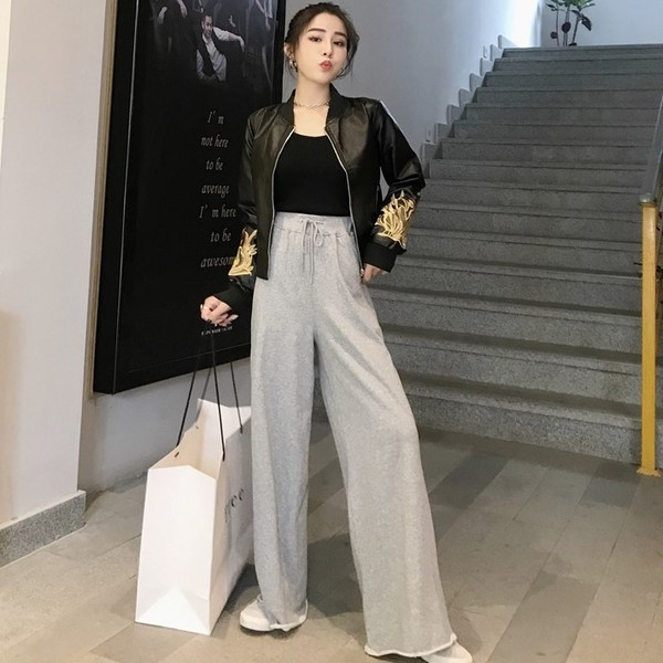 Geaca de dama din piele ecologica cu broderie in negru