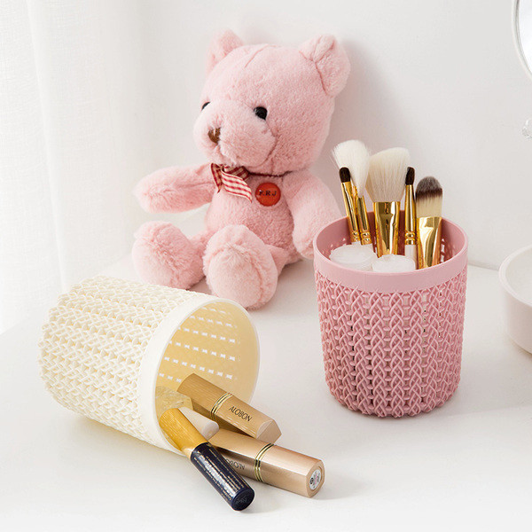 Малки поставки имитаращи ратан