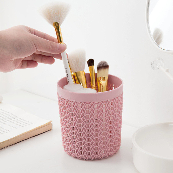 Малки поставки имитаращи ратан