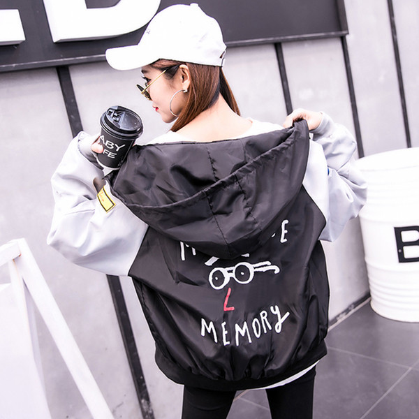 Ежедневно дамско яке с качулка и щампа в четири цвята