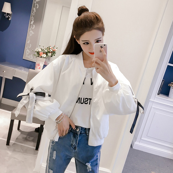 Γυναικείο μπουφάν  με φαρδιά μανίκια και κορδέλες σε λευκό και μαύρο χρώμα