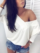 Μοντέρνα γυναικεία μπλούζα με ντεκολτέ σε σχήμα V σε δύο χρώματα