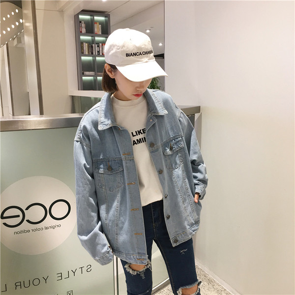 Широк модел дамско дънково яке в син цвят