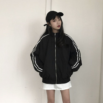 Αθλητικό γυναικείο μπουφάν με μαύρο και κόκκινο σχέδιο