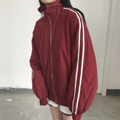 Αθλητικό γυναικείο μπουφάν με μαύρο και κόκκινο σχέδιο