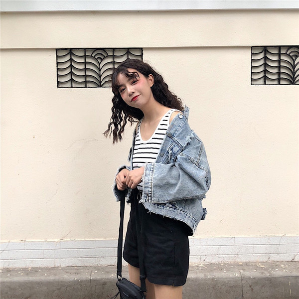 Модерно дамско дънково яке с разкъсани мотиви