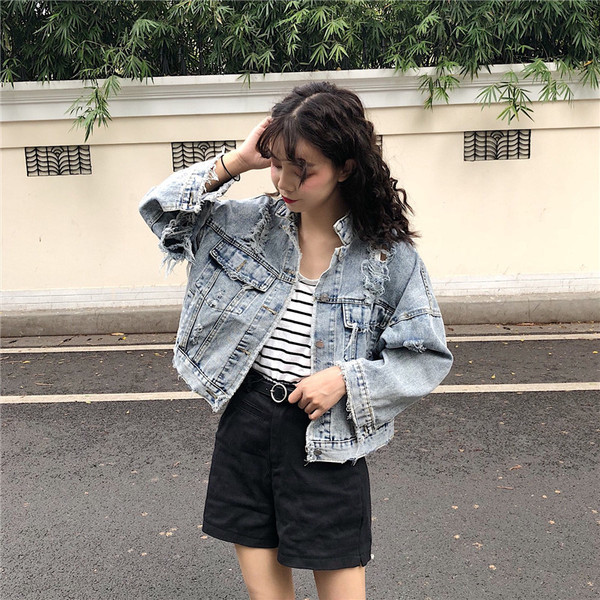 Модерно дамско дънково яке с разкъсани мотиви