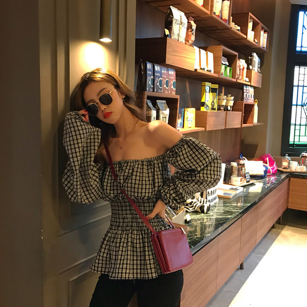 Cămașă modernă de damă în carouri cu umerii deschiși