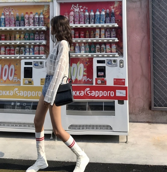 Прозрачна дамска блуза с широки ръкави в черен и бял цвят