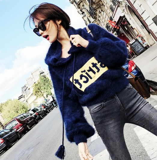 Μοντέρνο γυναικείο πουλόβερ με πολύχρωμη εφαρμογή σε μπλε χρώμα