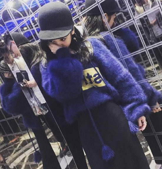 Μοντέρνο γυναικείο πουλόβερ με πολύχρωμη εφαρμογή σε μπλε χρώμα