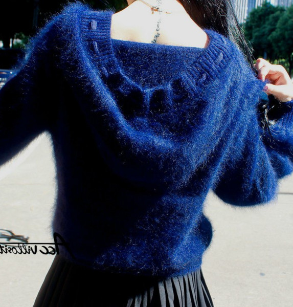 Μοντέρνο γυναικείο πουλόβερ με πολύχρωμη εφαρμογή σε μπλε χρώμα