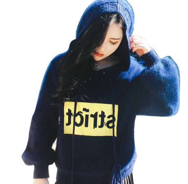 Μοντέρνο γυναικείο πουλόβερ με πολύχρωμη εφαρμογή σε μπλε χρώμα