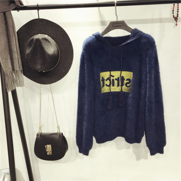 Μοντέρνο γυναικείο πουλόβερ με πολύχρωμη εφαρμογή σε μπλε χρώμα