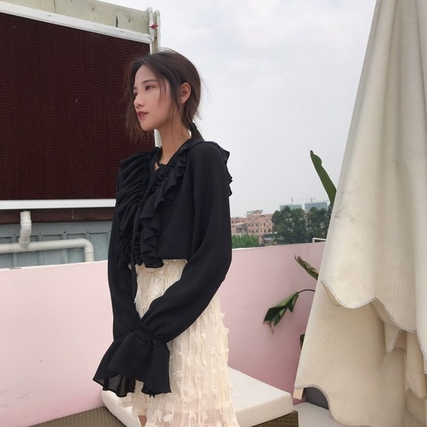 Κομψή γυναικεία μπλούζα με μανίκι λωτού και σύνδεση σε μαύρο χρώμα