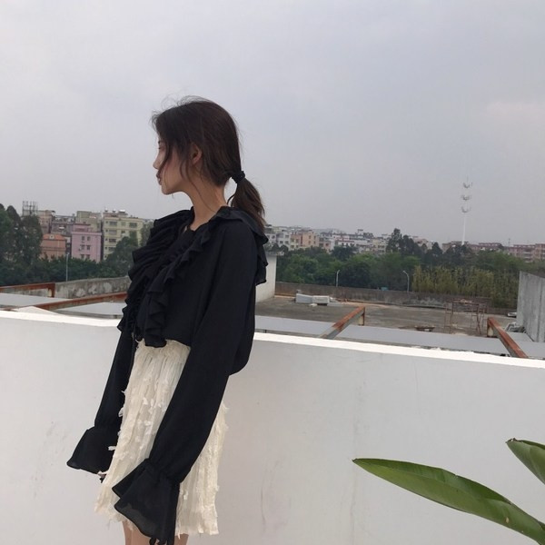 Κομψή γυναικεία μπλούζα με μανίκι λωτού και σύνδεση σε μαύρο χρώμα