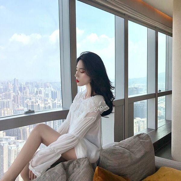 Дамска риза с дантела и връзки в бял цвят 