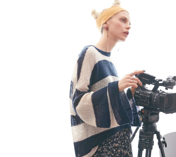 Pulover casual de dama in dungi cu maneci lotus in doua culori